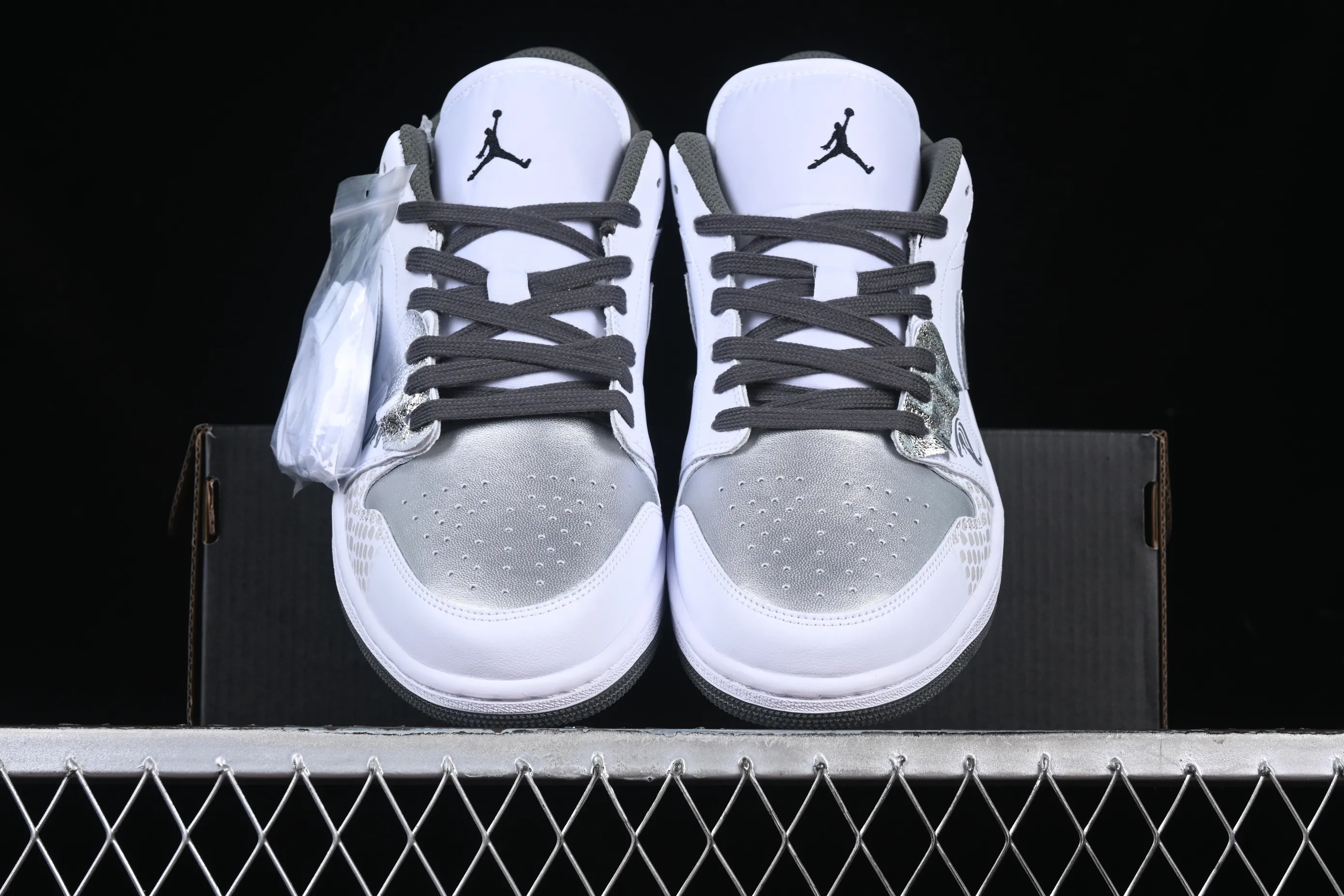 All categories Air Jordan Jordan series basketball shoes Air Jordan 1 Low Air Jordan 1 Low AJ1 Joe 1 Year of the Snake custom low-top cultural basketball shoes 553558-152